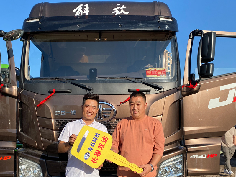 李先生喜提JH6 460馬力牽引車