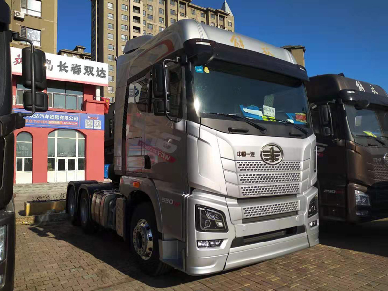 本店(diàn)新到JH6  550馬力智尊版鑽石銀灰色牽引車